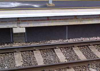 Fabrication/fitting of debris screen on rail platforms